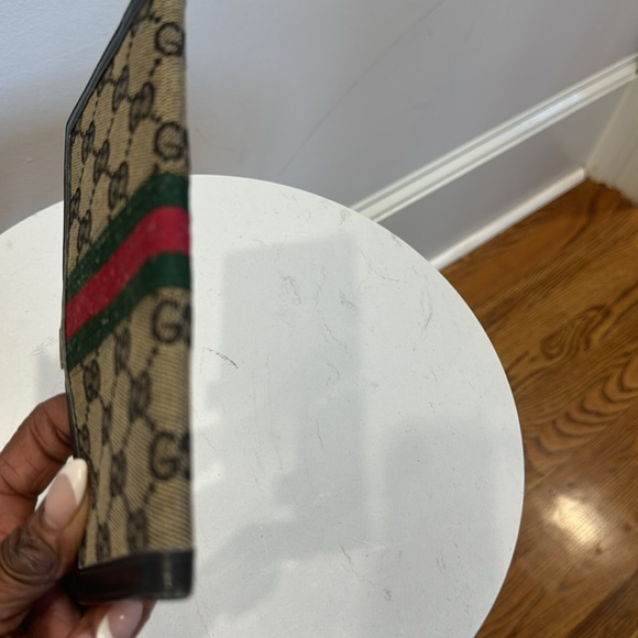 Gucci Bifold in great condition, with the Red/Green. Pre-Loved - Picture 5 of 8